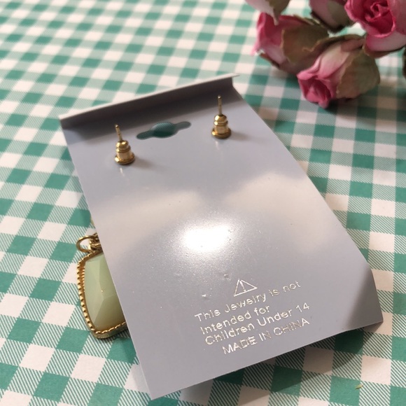 Beautiful NWOT Mint Green & Gold Tone Drop Pierced Earrings! - Picture 4 of 5